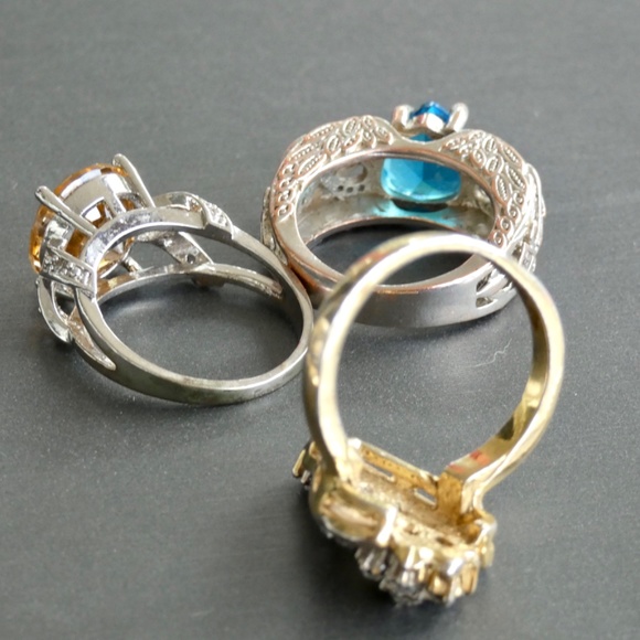 Group of Costume Jewelry Rings - Picture 3 of 11